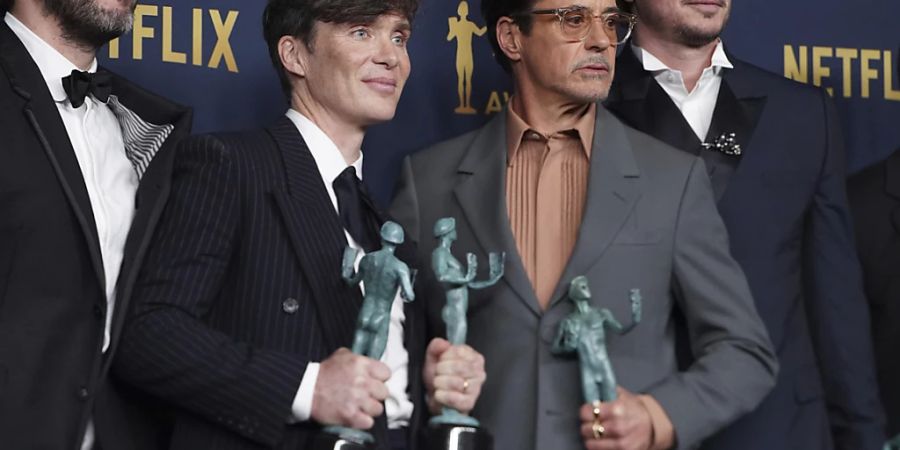 Benny Safdie (l-r), Cillian Murphy, Robert Downey Jr. und Josh Hartnett, Gewinner des Preises für die herausragende Leistung eines Darstellers in einem Kinofilm für «Oppenheimer», posieren im Presseraum während der 30. jährlichen Screen Actors Guild Awards im Shrine Auditorium in Los Angeles. Foto: Jordan Strauss/Invision via AP/dpa