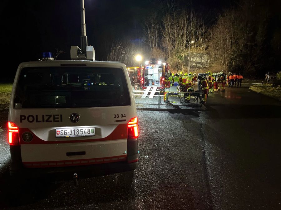 Einsatzkräfte am Brandort.