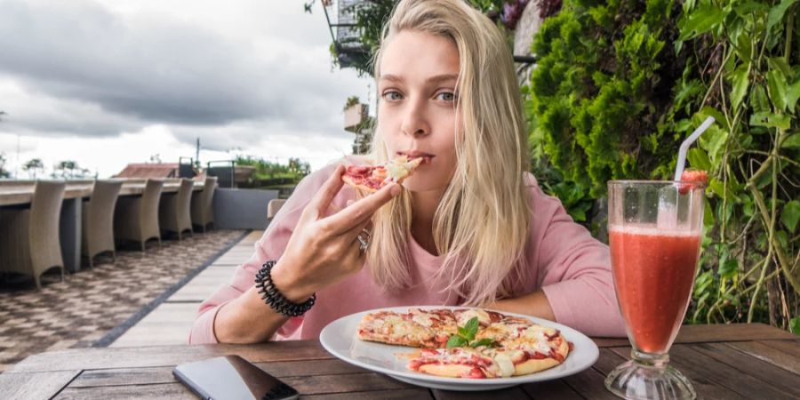 Frau allein Restaurant Pizza Getränk