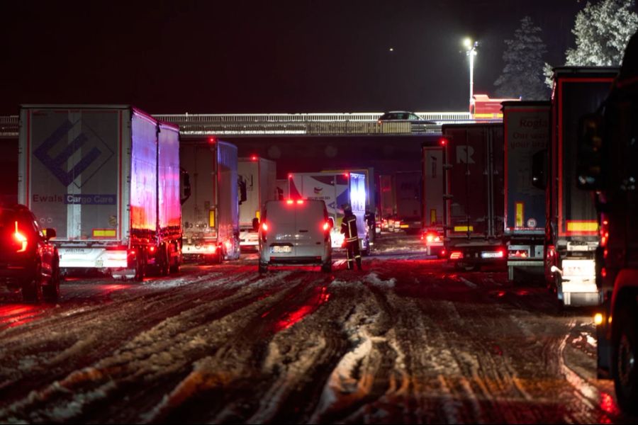 Tausende Autofahrer steckten für Stunden fest.