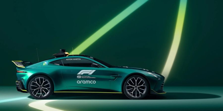 Das Aston Martin Vantage Safety Car mit verbesserter Aerodynamik und FIA-konformer Lichtleiste.