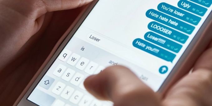 Ob Einschüchterungen oder Beleidigungen: Cybermobbing hat viele Seiten. Smartphone mit Mobbing-Nachrichten