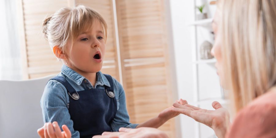 Statt das Kind zu bestrafen, sollten Eltern in ruhigen Momenten das Gespräch suchen, um über die Situation zu sprechen.