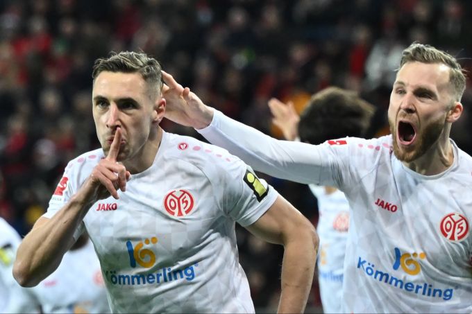 Der Mainzer Dominik Kohr jubelt mit Vorlagengeber Silvan Widmer über das Tor zum 1:1 gegen Leverkusen. Bayer Leverkusen