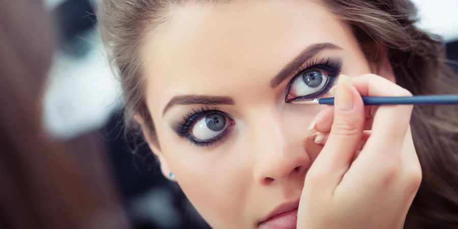 Frau bekommt flüssigen Eyeliner aufgetragen