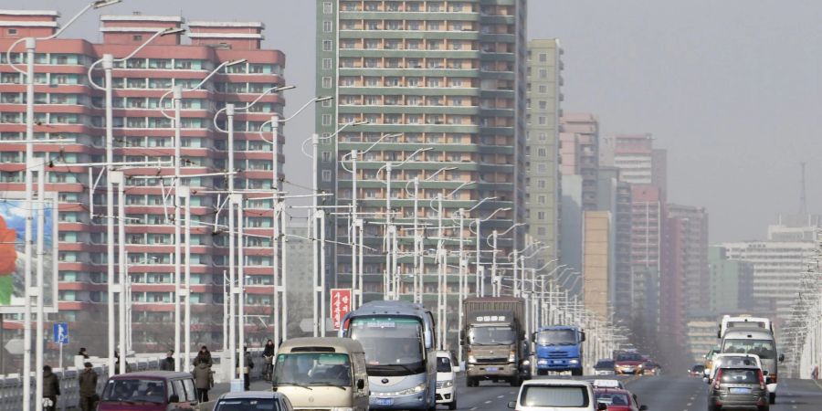 Autos fahren auf einer Strasse vor Hochäusern in Pjöngjang entlang. Zwischen Nord- und Südkorea herrscht derzeit Funkstille.