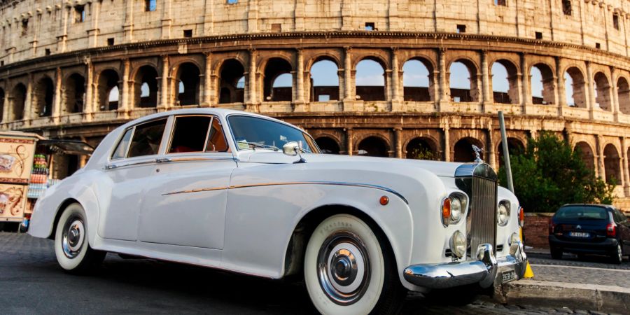 rolls royce vor dem römischen colloseum