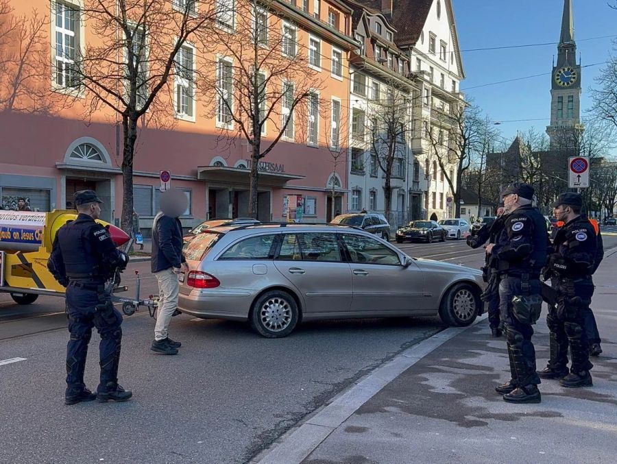 Die Polizei ist vor Ort und führt Kontrollen durch.