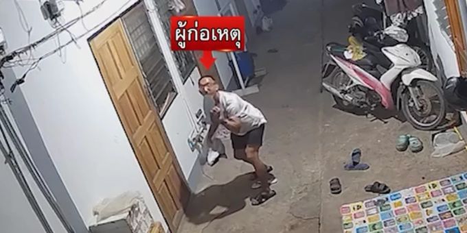 Der Grüsel leckte die getragenen Flip-Flops. Flip Flops