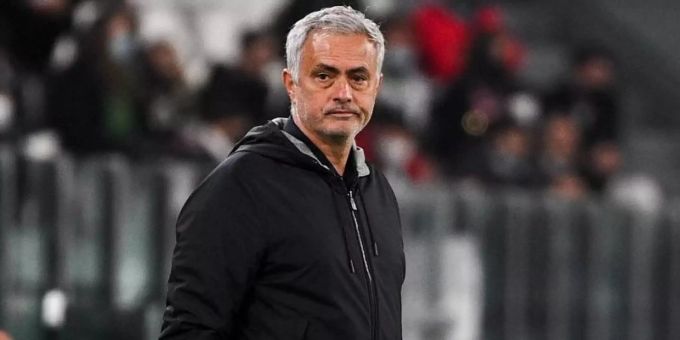 Wurde bei Roms Remis gegen Neapel auf die Tribüne verwiesen: AS-Coach José Mourinho. Foto: Marco Alpozzi/LaPresse via ZUMA Press/dpa Wurde bei Roms Remis gegen Neapel auf die Tribüne verwiesen: AS-Coach José Mourinho. Foto: Marco Alpozzi/LaPresse via ZUMA Press/dpa