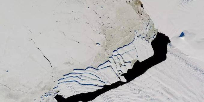 Das Satellitenbild zeigt die Fragmente eines Eisbergs, der sich vom Pine-Island-Gletscher gelöst hat. Foto: NASA/dpa Das Satellitenbild zeigt die Fragmente eines Eisbergs, der sich vom Pine-Island-Gletscher gelöst hat. Foto: NASA/dpa