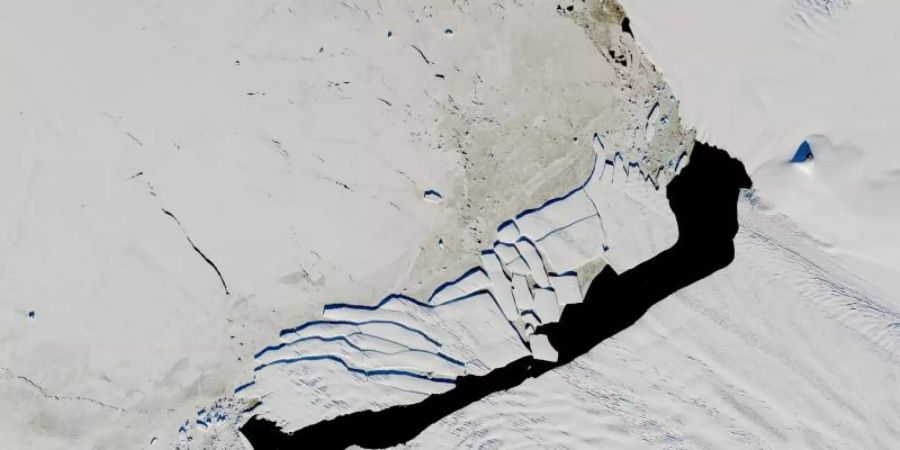 Das Satellitenbild zeigt die Fragmente eines Eisbergs, der sich vom Pine-Island-Gletscher gelöst hat. Foto: NASA/dpa