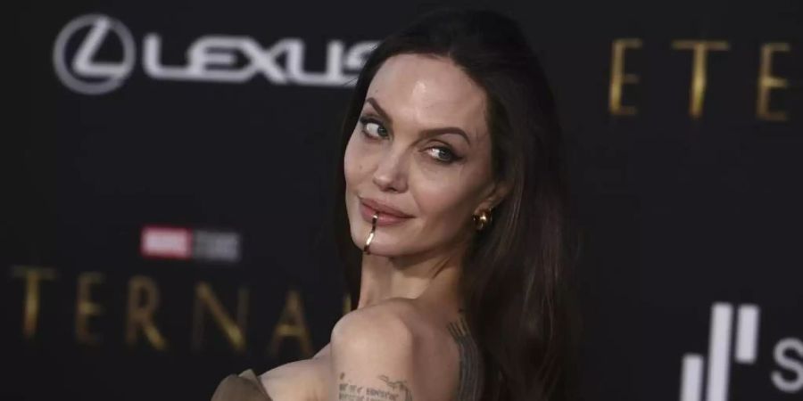 US-Schauspielerin Angelina Jolie trägt bei der Premiere von «Eternals» in Los Angeles eine Kinnmanschette. Foto: Jordan Strauss/Invision/AP/dpa