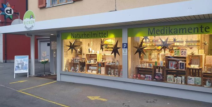 Die Ricken Drogerie im Weihnachtskleid. Ricken Drogerie Gommiswald