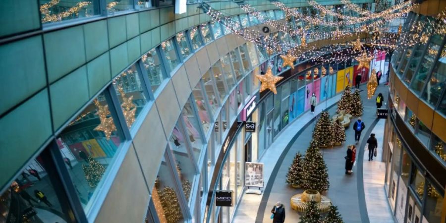 Einkaufszentrum mit Weihnachtsdekoration in Leipzig