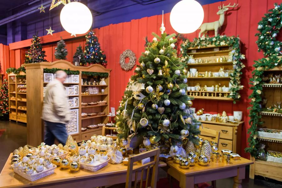 Laden voll Christbaumschmuck zum Verkauf