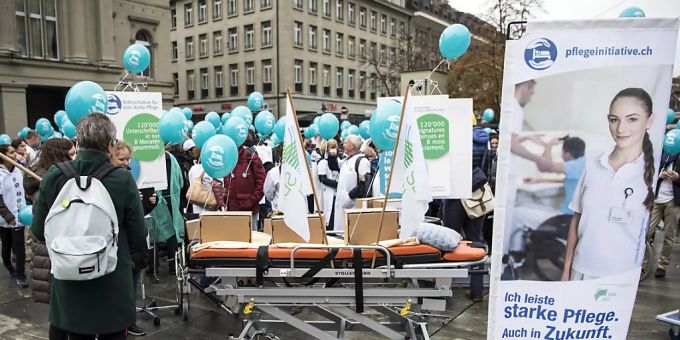 Die Bundeskanzlei korrigiert das Abstimmungsbüchlein nach einem Hinweis des Initiativkomitees der Pflegeinitiative. (Archiv) Die Bundeskanzlei korrigiert das Abstimmungsbüchlein nach einem Hinweis des Initiativkomitees der Pflegeinitiative. (Archiv)