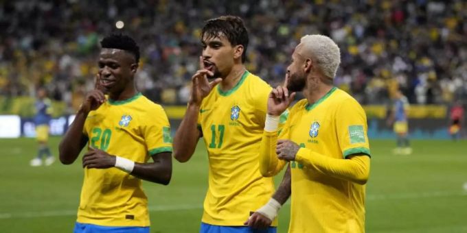 Der brasilianische Nationalspieler Lucas Paqueta (M) feiert mit seinen Teamkollegen Vini Jr. (l) und Neymar nach dem Führungstor seiner Mannschaft gegen Kolumbien. brasilianische fußballnationalmannschaft