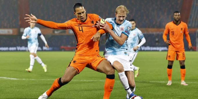 Virgil van Dijk (Holland) im Duell mit Norwegens Moeten Thorsby. WM 2022