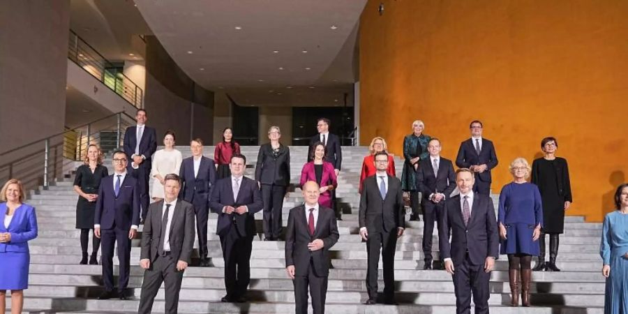 Die neue Bundesregierung um Kanzler Olaf Scholz posiert bei der konstituierenden Kabinettsitzung für ein Gruppenbild im Bundeskanzleramt. Foto: Michael Kappeler/dpa