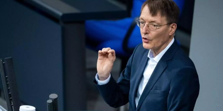 Karl Lauterbach (SPD), Bundesminister für Gesundheit, spricht bei einer Plenarsitzung im Deutschen Bundestag. Foto: Bernd von Jutrczenka/dpa
