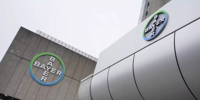 Blick auf das Logo des Chemiekonzerns Bayer in der Müllerstrasse in Berlin. (Archivbild). Foto: Jörg Carstensen/dpa Blick auf das Logo des Chemiekonzerns Bayer in der Müllerstrasse in Berlin. (Archivbild). Foto: Jörg Carstensen/dpa