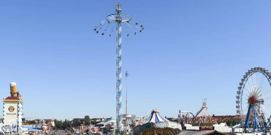 Kann man das Oktoberfest im Sommer feiern?. Foto: Tobias Hase/dpa