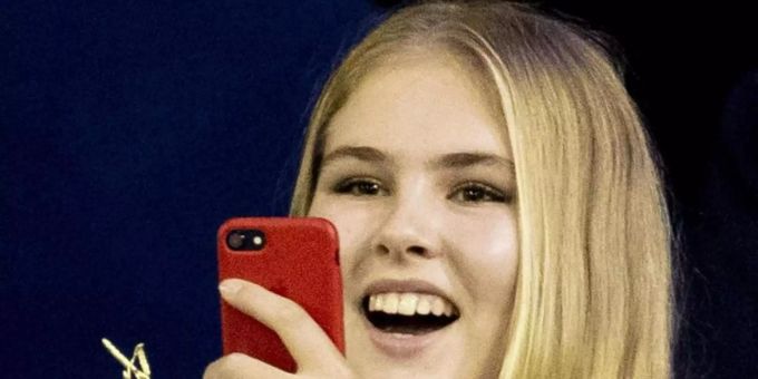 Prinzessin Amalia der Niederlande im Alter von 15 Jahren bei einem Springreitturnier. Bald wird sie volljährig. Foto: Patrick van Katwijk/Dutch Photo Press/dpa Prinzessin Amalia der Niederlande im Alter von 15 Jahren bei einem Springreitturnier. Bald wird sie volljährig. Foto: Patrick van Katwijk/Dutch Photo Press/dpa