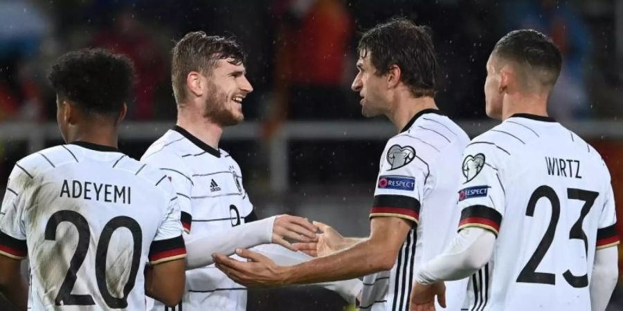 Doppeltorschütze Timo Werner (2.v.l) feiert mit Karim Adeyemi (l-r), Thomas Müller und Florian Wirtz das gelöste WM-Ticket für Katar. Foto: Federico Gambarini/dpa