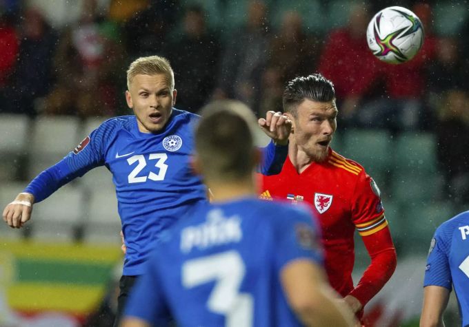 Kieffer Moore (rechts) erzielt das einzige Tor der Partie. Estland