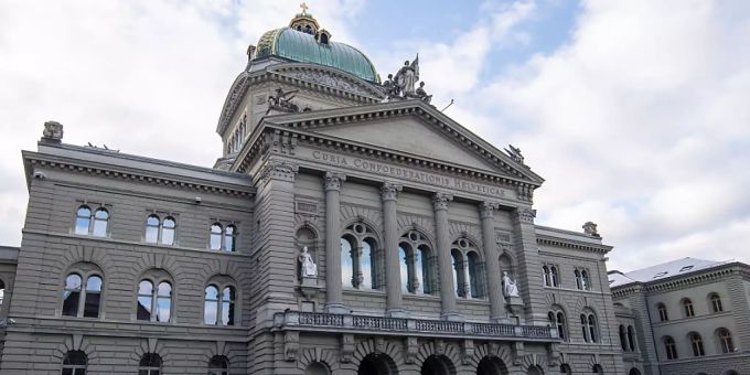 Polizisten und Logistikpersonal montieren den Schutzzaun auf dem Bundesplatz auf. Polizisten und Logistikpersonal montieren den Schutzzaun auf dem Bundesplatz auf.