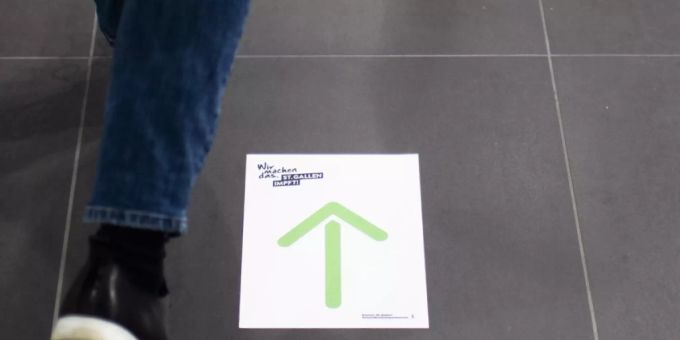 65,47 Prozent der Bevölkerung sind gegen das Coronavirus geimpft. Im Bild geht ein Mann zu einer Impfkabine. (Symbolbild) 65,47 Prozent der Bevölkerung sind gegen das Coronavirus geimpft. Im Bild geht ein Mann zu einer Impfkabine. (Symbolbild)