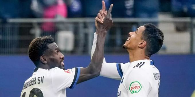 Die HSV-Spieler Bakery Jatta (l) und Robert Glatzel feiern den Treffer zum 2:0. Foto: Axel Heimken/dpa Die HSV-Spieler Bakery Jatta (l) und Robert Glatzel feiern den Treffer zum 2:0. Foto: Axel Heimken/dpa