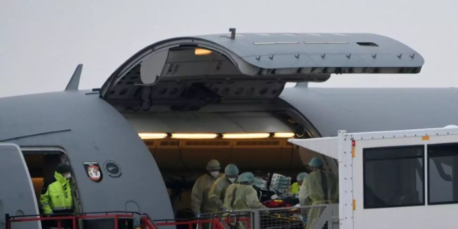 Ein Bundeswehr-Flugzeug verlegt einen Corona-Patienten