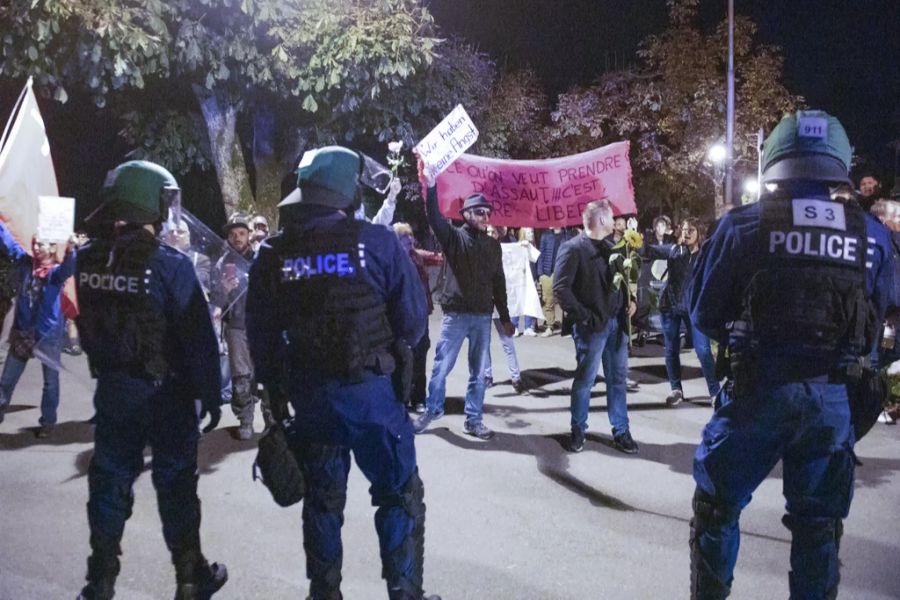 Die vielen Demonstrationen wegen des Coronavirus der letzten Monate wie hier in Bern Ende September belasten die Polizeien zusätzlich.