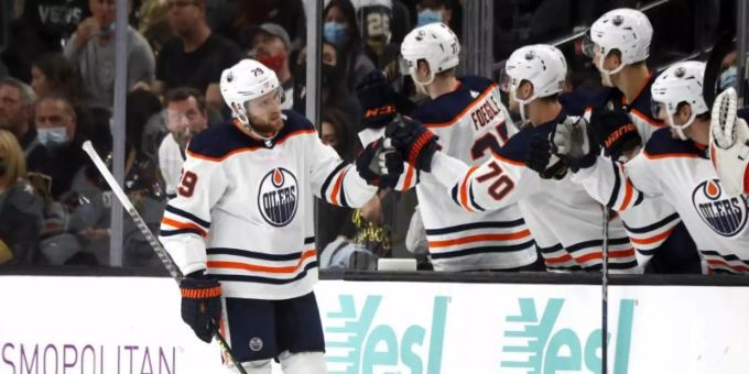 Leon Draisaitl (l) traf doppelt für die Edmonton Oilers. Foto: Steve Marcus/FR171387 AP/dpa Leon Draisaitl (l) traf doppelt für die Edmonton Oilers. Foto: Steve Marcus/FR171387 AP/dpa