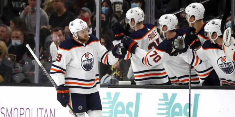 Leon Draisaitl (l) traf doppelt für die Edmonton Oilers. Foto: Steve Marcus/FR171387 AP/dpa