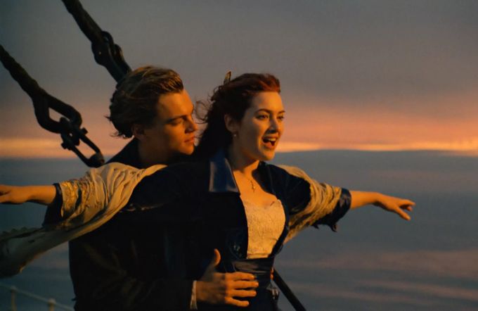 Kate Winslet und Leonardo Di Caprio in einer Szene im Film Titanic. Titanic
