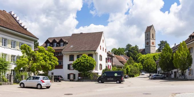 Der Dorfplatz Gelterkinden mit der reformierten Kirche St. Peter. Der Dorfplatz Gelterkinden mit der reformierten Kirche St. Peter.