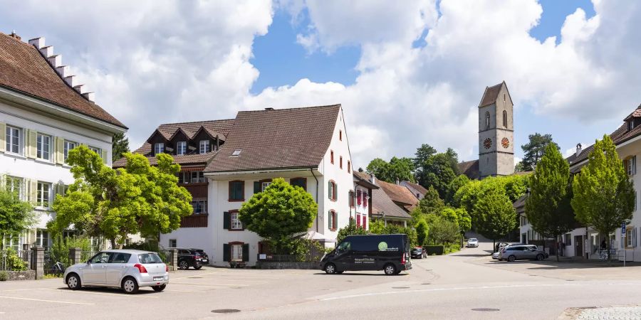 Der Dorfplatz Gelterkinden mit der ref. Kirche St. Peter.