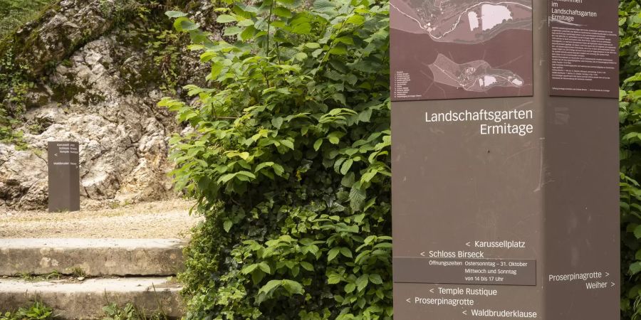 Der Wegweiser zur Orientierung im Landschaftsgarten Ermitage in Arlesheim.