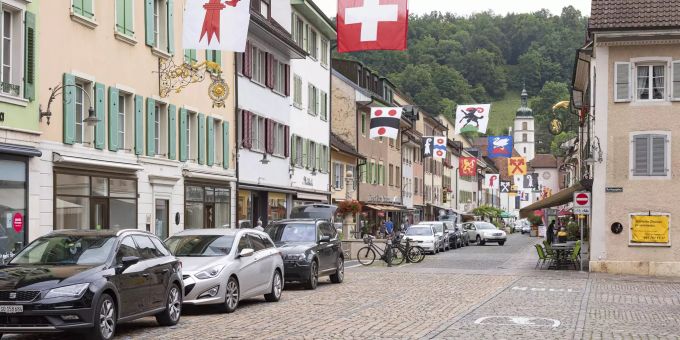 Blick in die mittelalterliche Altstadt in Laufen mit einer teilweise erhaltenen Stadtmauer und drei Toren: Obertor, Untertor und Wassertor. Blick in die mittelalterliche Altstadt in Laufen mit einer teilweise erhaltenen Stadtmauer und drei Toren: Obertor, Untertor und Wassertor.