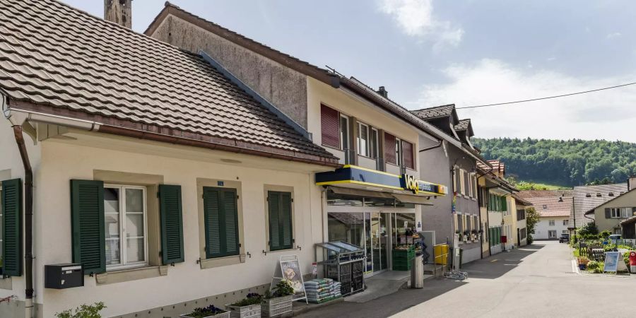 Die Dorfstrasse mit Volg und Poststelle in Langenbruck.