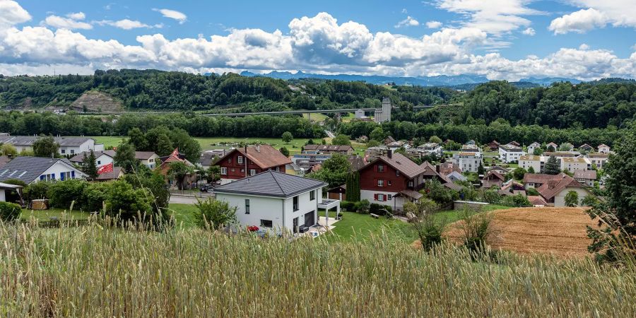 Blick auf Neuenegg. Im Hintergrund die A12 mit dem Autobahnviadukt oberhalb von Flamatt und dem Silo der Mühle Flamatt.