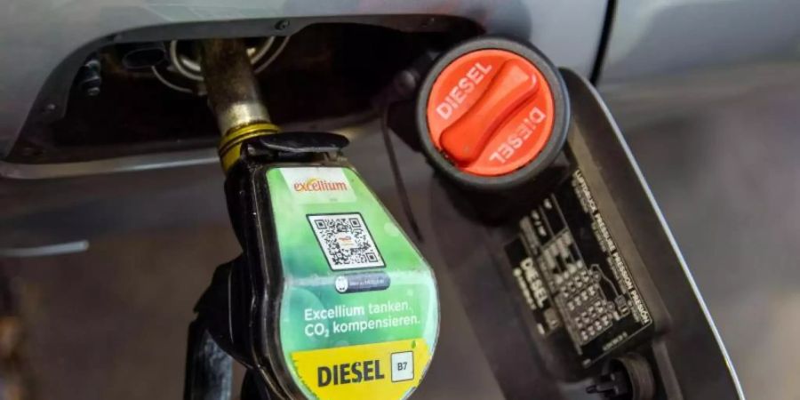 Ein Autofahrer betankt ein Auto mit dem Kraftstoff Diesel an einer Tankstelle des Mineralölkonzerns Total in der Chausseestrasse in Berlin. Foto: Carsten Koall/dpa