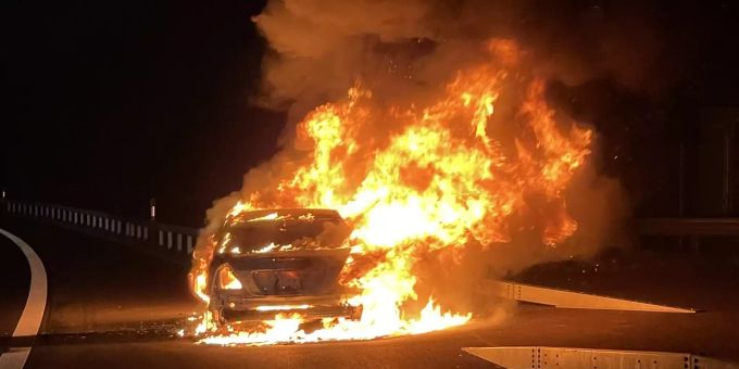 Fahrzeugbrand auf der Autobahn A4.
