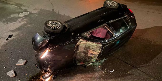 Am Fahrzeug sowie an der Gartenterrasse des Restaurants entstand erheblicher Sachschaden. Unfall