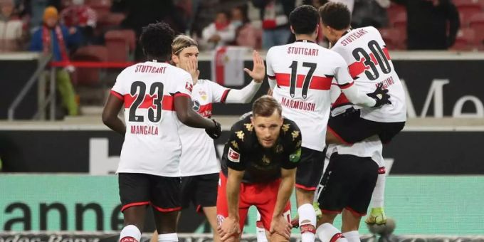 Während die Stuttgarter jubeln, ist der Mainzer Silvan Widmer bedient. Stuttgart Mainz