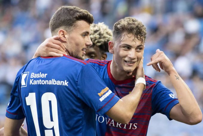 Sebastiano Esposito (rechts) sorgt beim FC Basel für Ärger. FC Basel