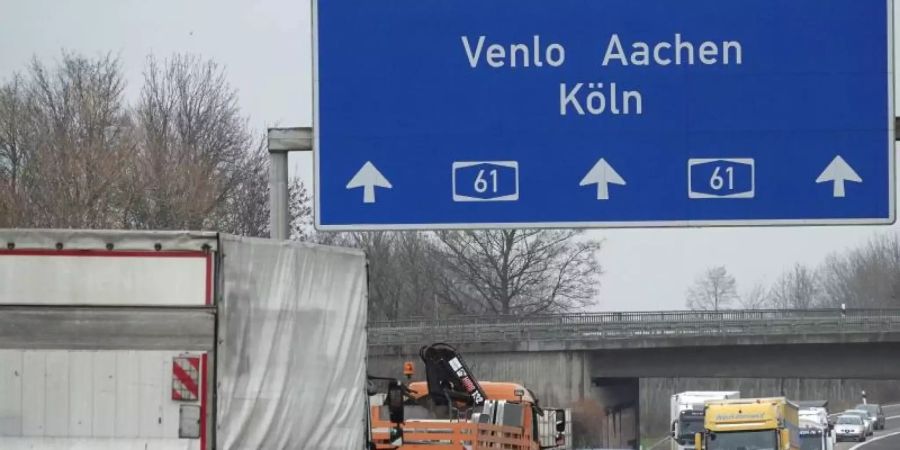 Auf der Autobahn A61 Richtung Venlo staut sich kurz vor der Freigabe der Strecke der Verkehr. Foto: Mona Wenisch/dpa